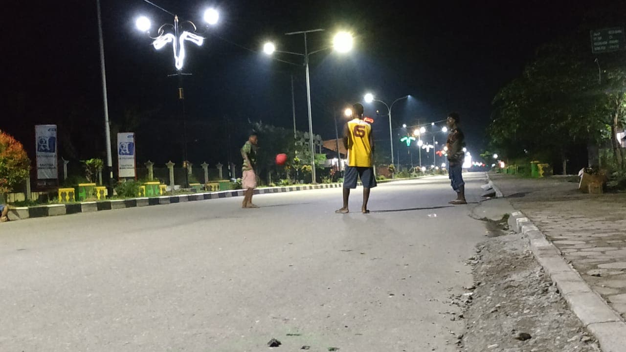 Ilustrasi berita MIMIKA: PPKM Hari Kedua di Kota Timika, Ruas Jalan Berubah Jadi Lapangan Bola