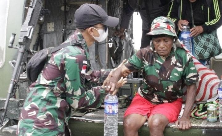 Ilustrasi berita MIMIKA: Demi Nyawa, Meski Mengabdi Puluhan Tahun, Guru dan Warga Tinggalkan Kiwirok Tumpangi Heli