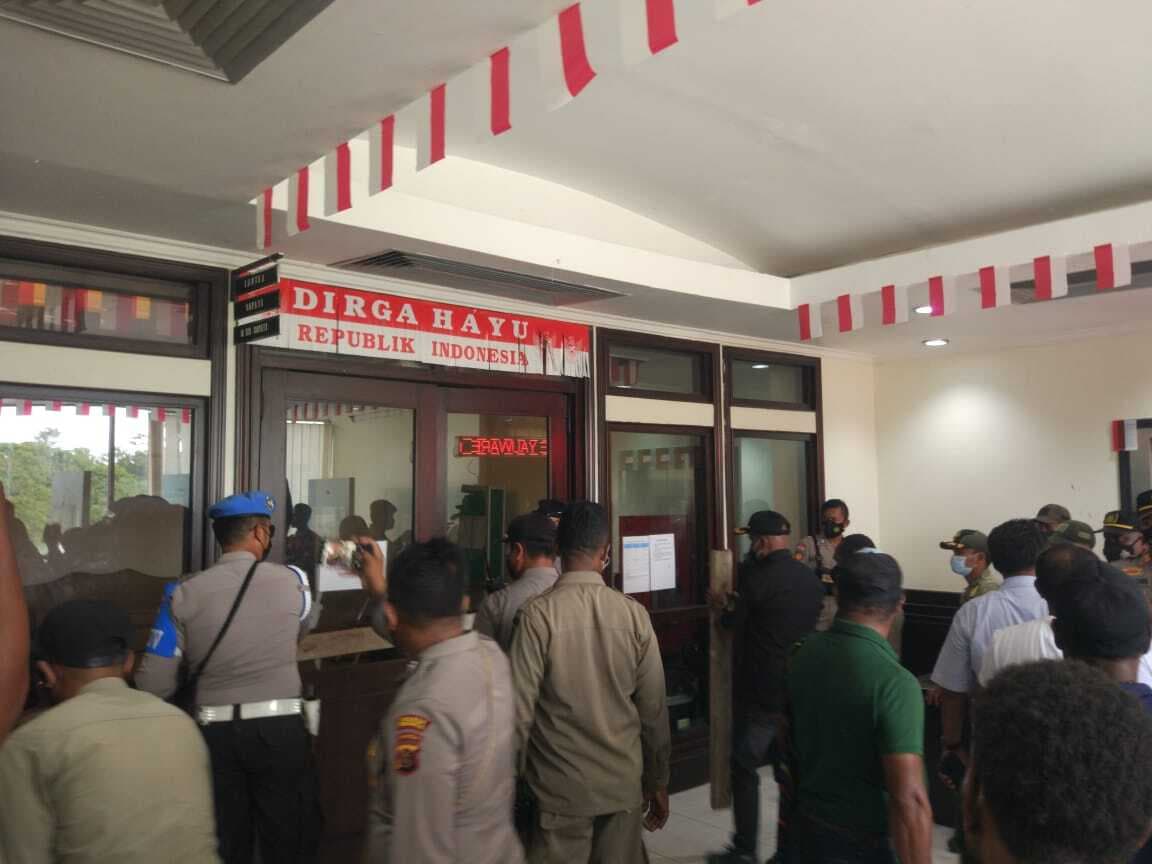 Ilustrasi berita MIMIKA: Setelah 3 Jam Dipalang FPHS, Ruang Kerja Bupati Mimika Kembali Dibuka, Dion: Ini Melanggar Aturan!
