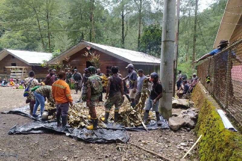 Ilustrasi berita MIMIKA: TNI-Polri Bersama Warga Banti Adakan Acara Bakar Batu Sambut Natal