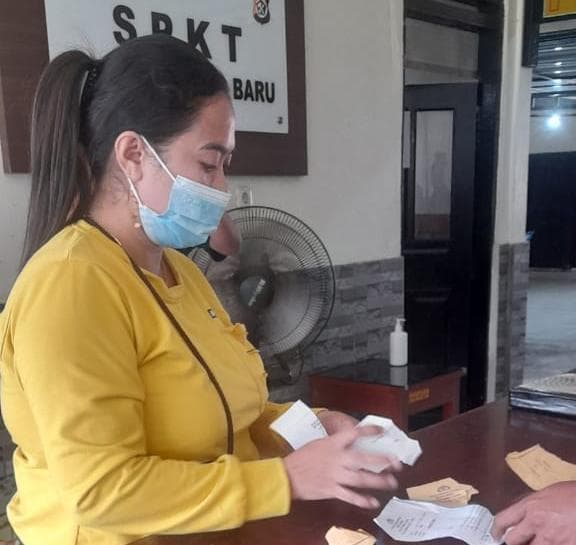 Ilustrasi berita MIMIKA: Cewek Cantik Robek Undangan Polsek Miru, Eh…Buntutnya Masuk Sel, Lagi-lagi Masalahnya Status FB
