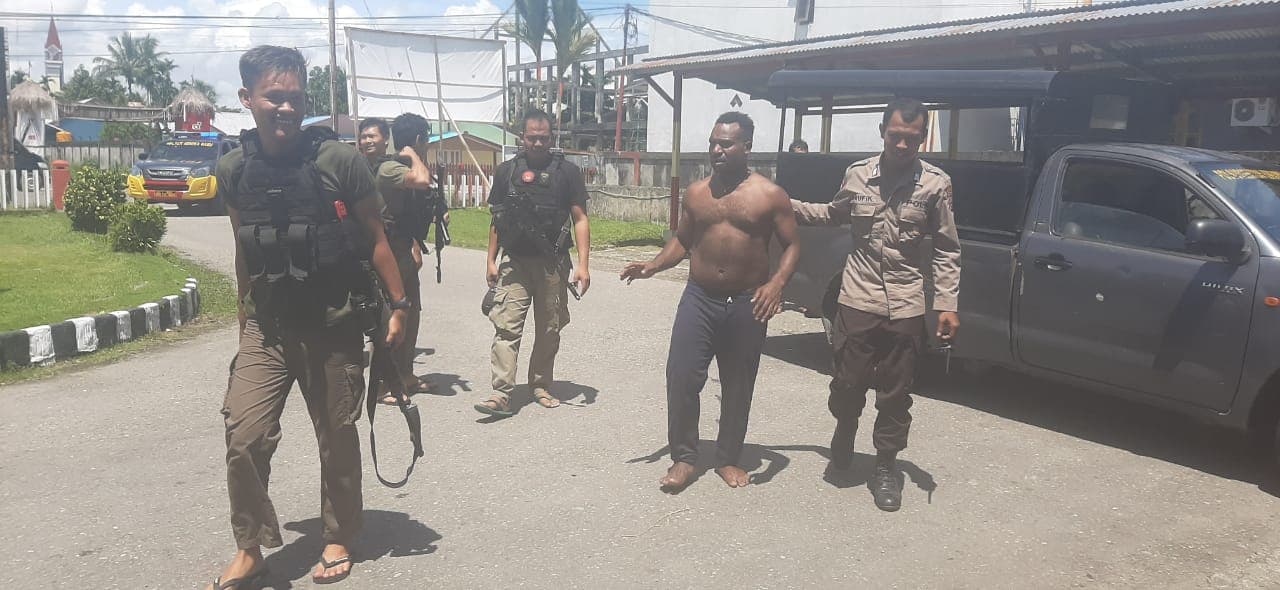 Ilustrasi berita MIMIKA: Seorang Pemabuk di Kwamki Narama Ditangkap Usai Aniaya Warga, Buka Baju Datangi Kantor Polisi
