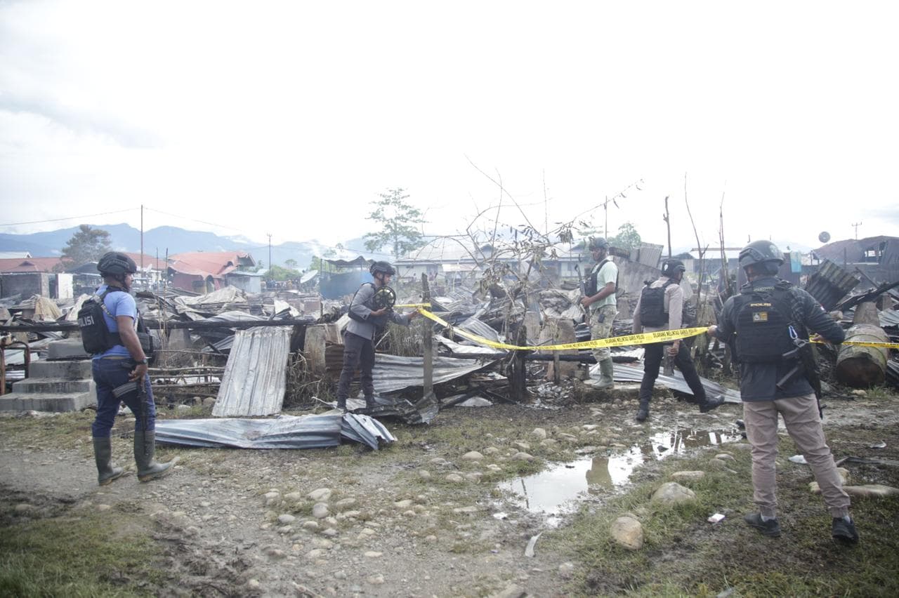 Ilustrasi berita PAPUA: 26 Unit Barak PNS Milik Pemda Nduga Dibakar KKB, Semua Korban Mengungsi Ke Rumah Saudara