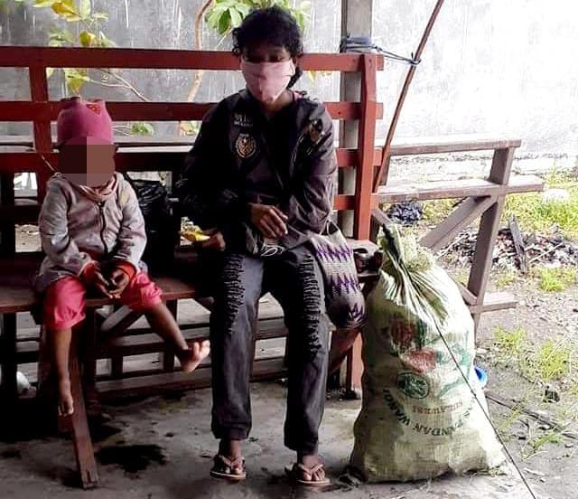 Ilustrasi berita MIMIKA: Suami Sakit, Seorang Ibu Rumah Tangga di Timika Ditemani Anaknya yang Masih Balita Terpaksa Jadi Pemulung
