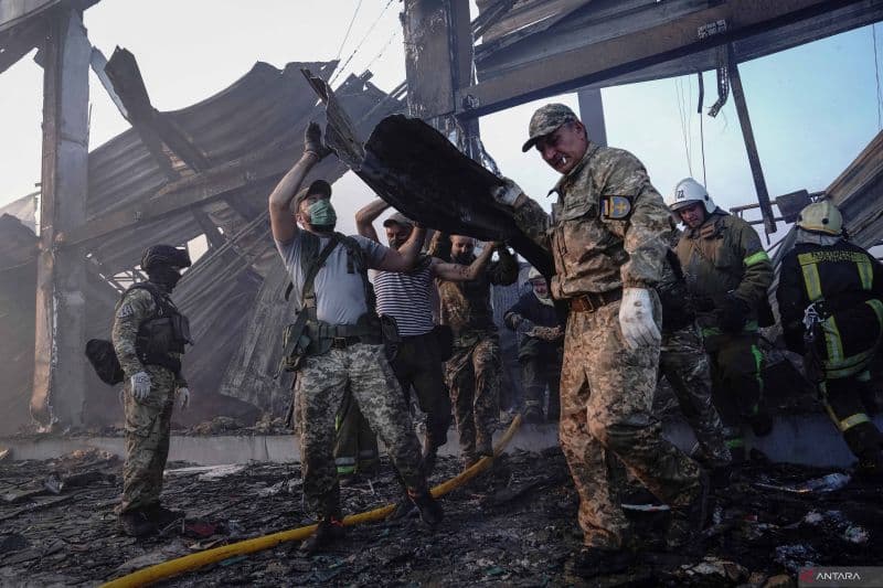 Ilustrasi berita BERITA UTAMA: Puluhan Hilang, 18 Tewas Usai Rudal Rusia Hantam Mall di Ukraina