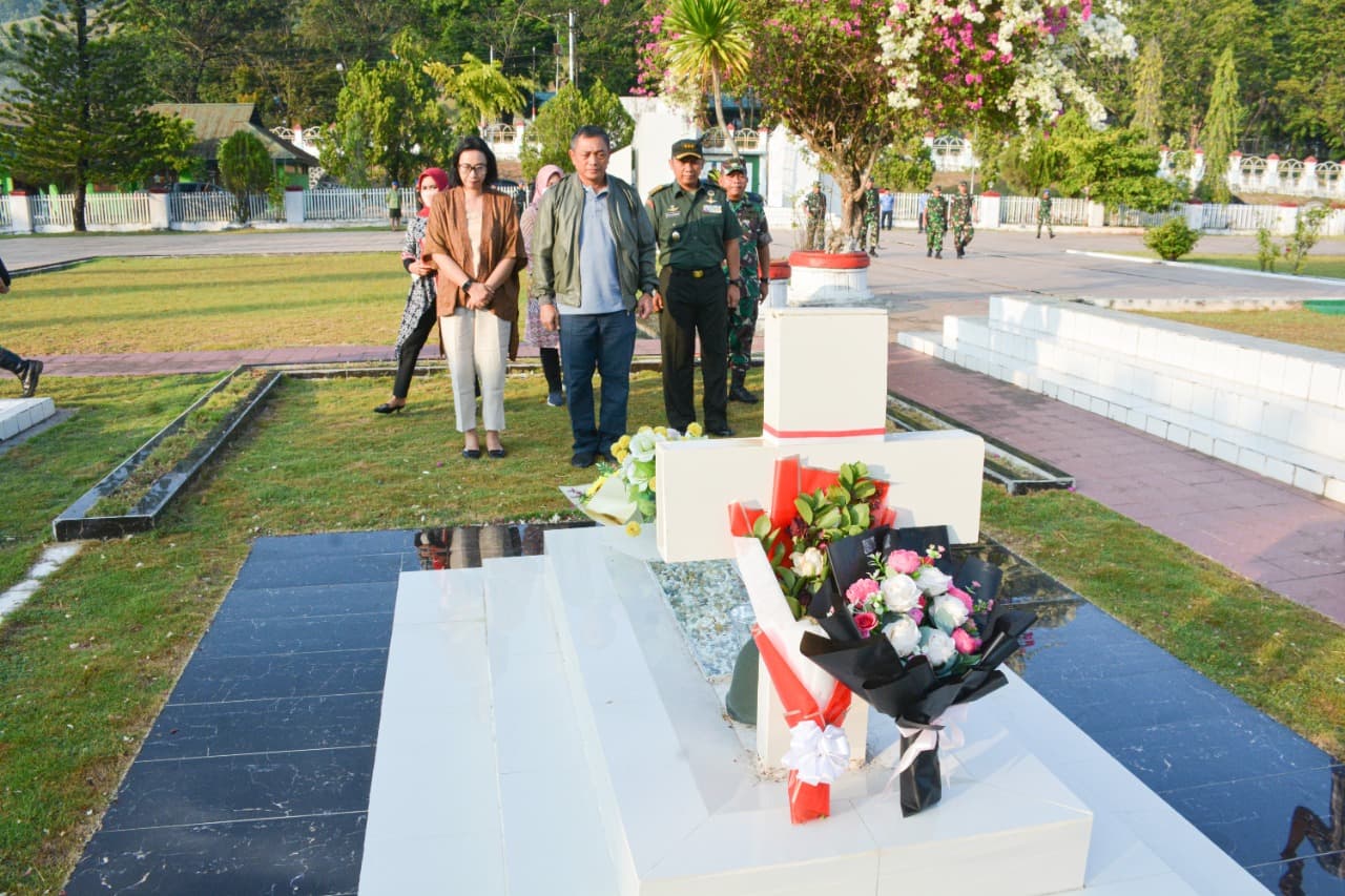 Ilustrasi berita PAPUA: Tinggalkan Papua, Brigjen TNI Izak Pangemanan Ziarah Ke Makam Almarhum Letjen TNI Herman Asaribab Di TMP Waena