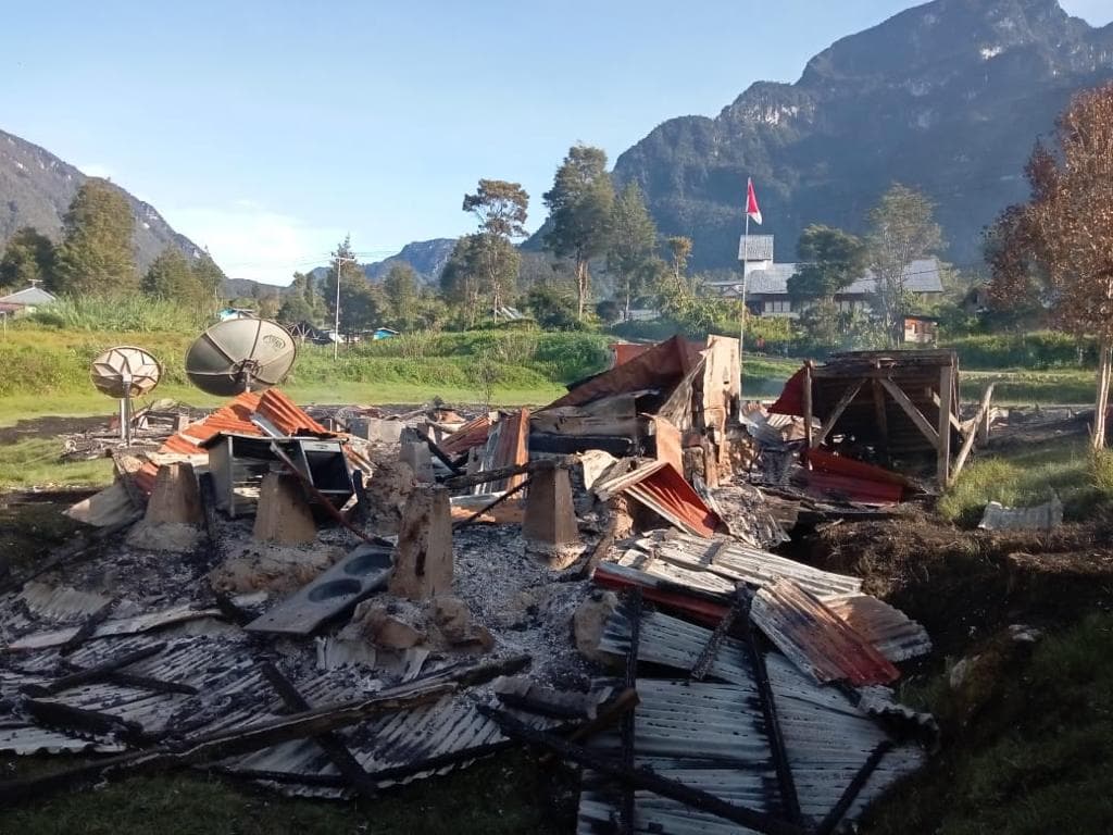 Ilustrasi berita PAPUA: Aparat Gabungan TNI-Polri Tangkap Dua Terduga Pelaku Pembakaran Kantor Distrik Abenaho Yalimo