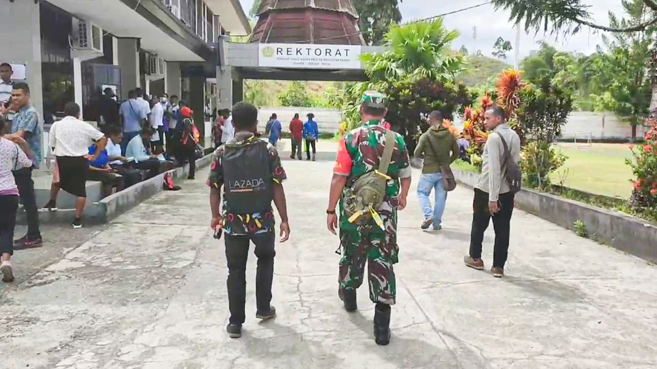 Ilustrasi berita PAPUA: Zakheus Mahasiswa Asli Papua Penjual Cilok, Akhirnya Masuk Kuliah di STAKPN Sentani