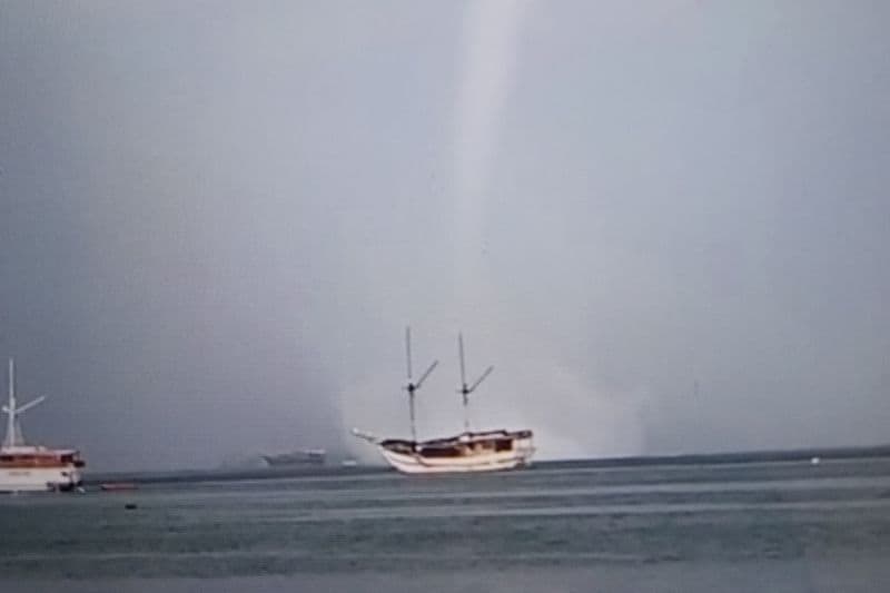 Ilustrasi berita PAPUA: Fenomena Waterspout Menghebohkan Warga Sorong