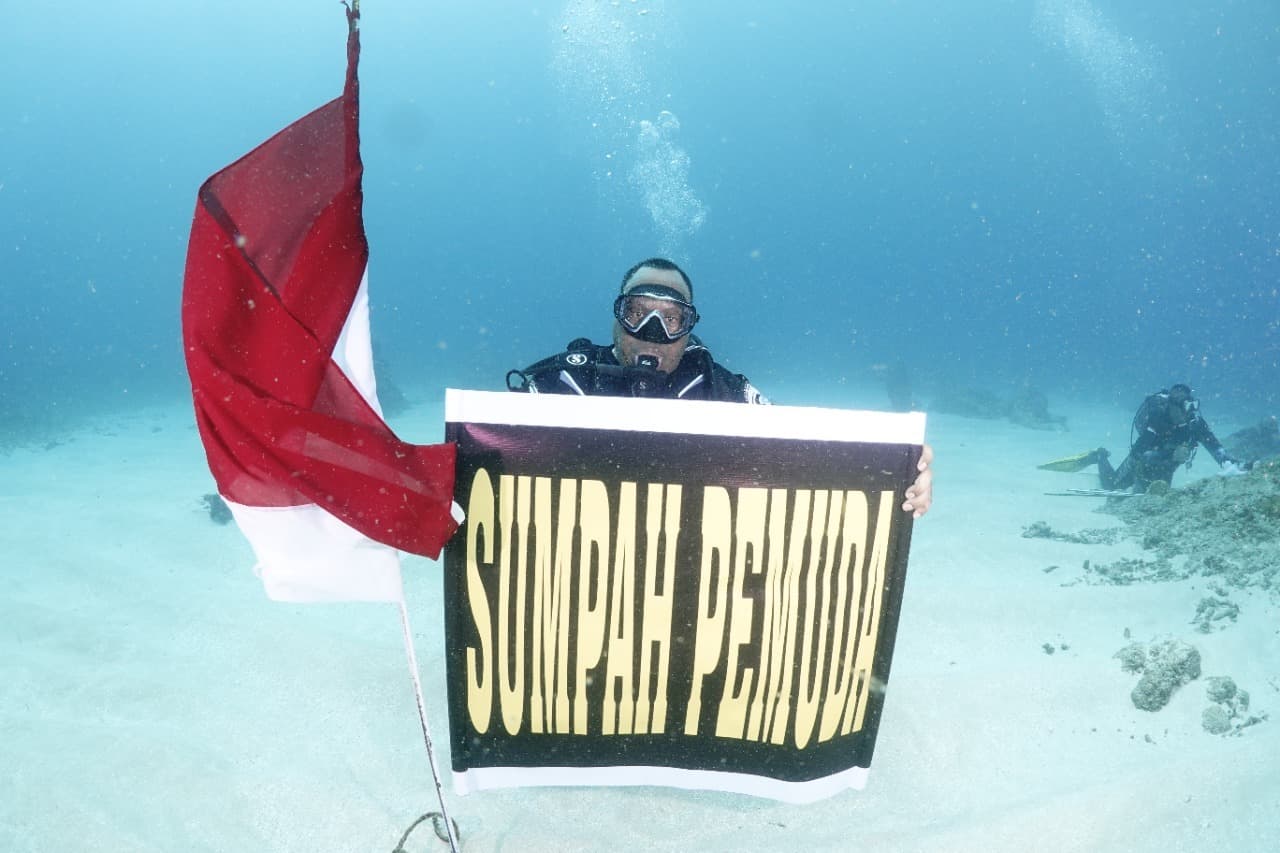 Ilustrasi berita PAPUA: Peringati Sumpah Pemuda, JWW Kibarkan Merah Putih di Dasar Perairan Laut Tanjung Kayu Batu Jayapura