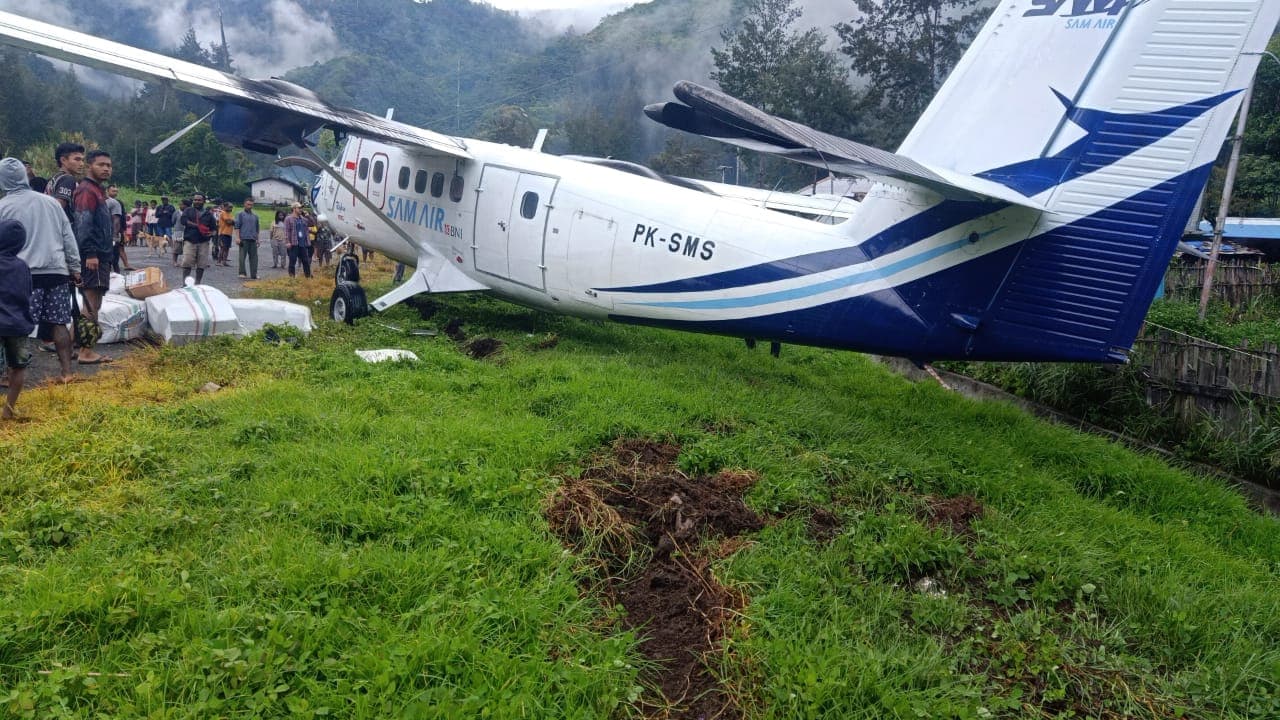 Ilustrasi berita PAPUA: Pesawat Sam Air yang Tergelincir di Bandara Boega Puncak Bawa Muatan Seberat 689 Kilogram