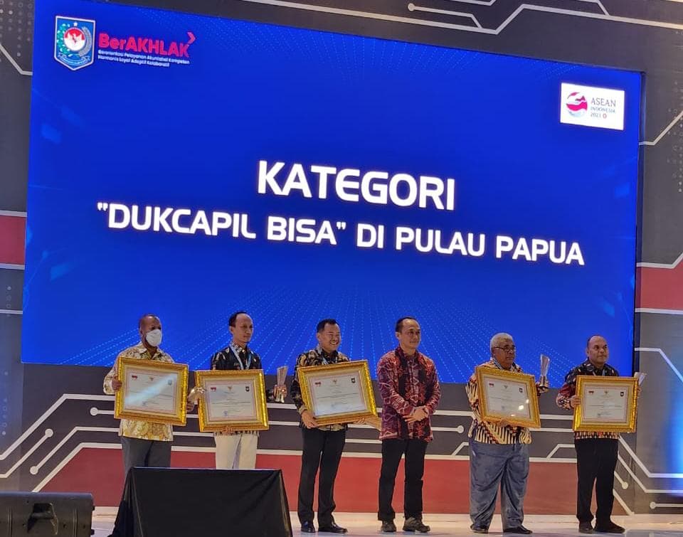 Ilustrasi berita MIMIKA: Dinas Dukcapil Mimika Raih Penghargaan "DUKCAPIL BISA di Tanah Papua" dari Kemendagri, Slamet Sutejo: Kami Dedikasikan untuk Masyarakat Mimika