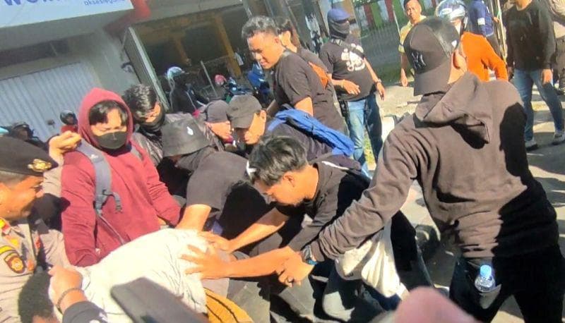 Ilustrasi berita NASIONAL: Polrestabes Makassar Amankan Provokator Hari Buruh, Puluhan Mahasiswa Papua Dievakuasi Dua Truk