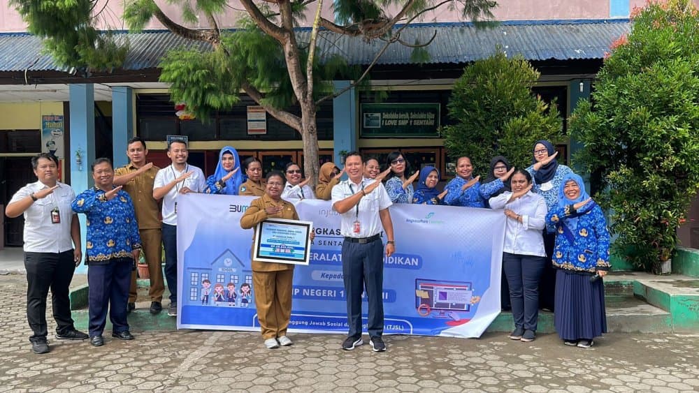 Ilustrasi berita Jayapura: PT Angkasa Pura I Bantu 8 Unit Komputer untuk SMP Negeri 1 Sentani