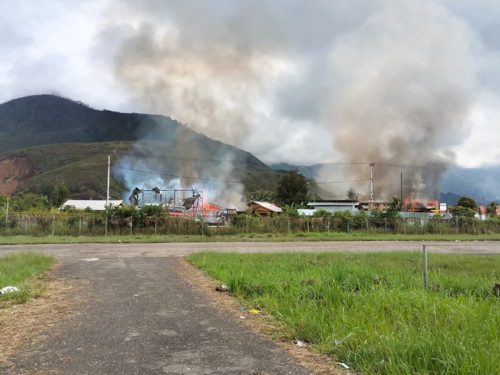 Ilustrasi berita PAPUA: Massa Serang Aparat di Bandara Moanemani Saat Evakuasi Tiga Korban yang Terkena Panah, Satu Rumah Dibakar