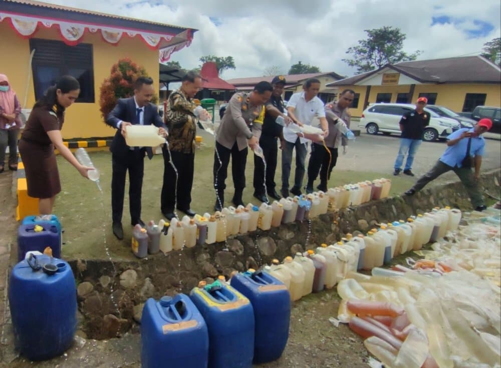 Ilustrasi berita MIMIKA: 1.324 Liter Miras Lokal Hasil Sitaan Polres Mimika dari Penumpang Kapal Pelni Dimusnahkan