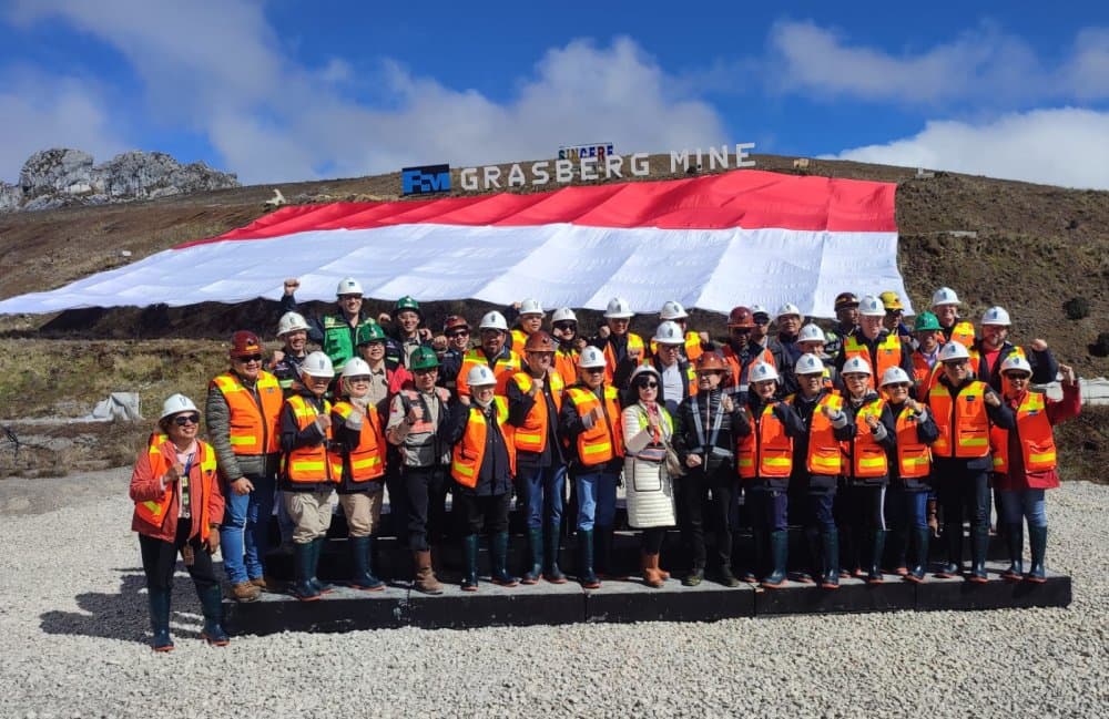 Ilustrasi berita MIMIKA: Bentangkan 3.400 Meter Persegi Bendera Merah Putih di Puncak Grasberg, PTFI Pecahkan Rekor Dunia