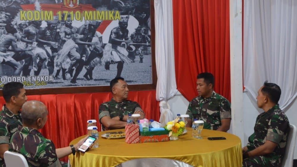 Ilustrasi berita MIMIKA: Dandim 1710/Mimika Sambut Kedatangan Danpussenif, Awasi Operasi Satgas Pamwil Obvitnas