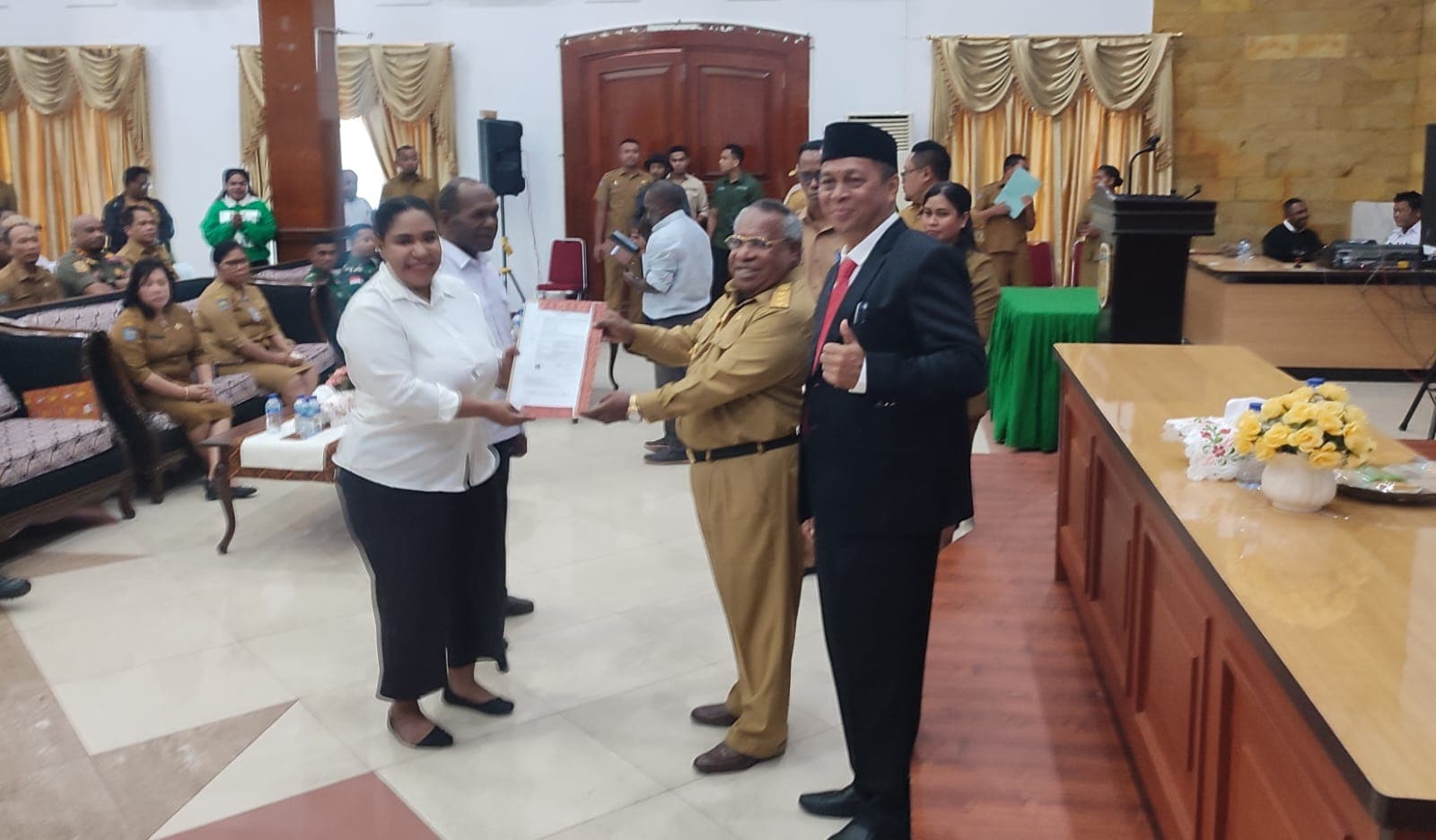 Ilustrasi berita MIMIKA: Penantian Panjang Berakhir, Bupati Omaleng Serahkan SK 528 CPNS dan PPPK