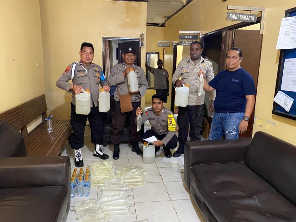 Ilustrasi berita MIMIKA: Dibawa Penumpang KM Leuser, Ratusan Liter Sopi Diamankan Polsek KP3 Laut Pomako