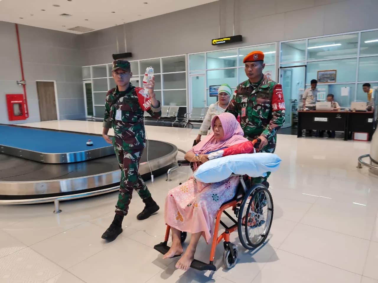 Ilustrasi berita MIMIKA: Personel PAM Bandara Lanud Yohanis Kapiyau Timika Bantu Pasien Patah Tulang di Bandara Mozes Kilangin