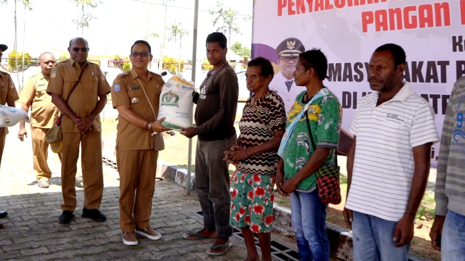 Ilustrasi berita PAPUA: Pj. Bupati Mappi Salurkan Beras Cadangan Pangan Pemerintah Tahap II untuk 17.464 Jiwa