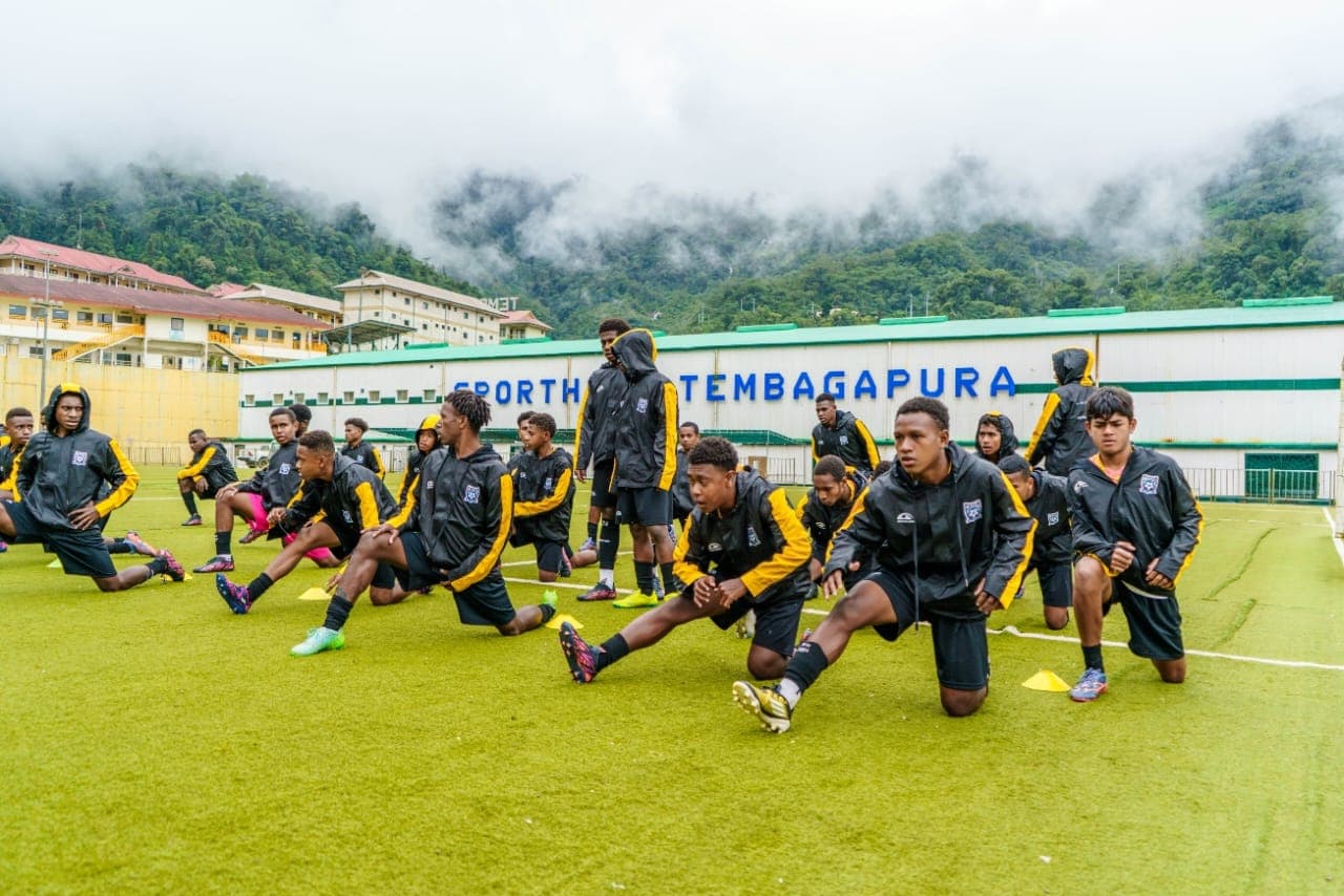 Ilustrasi berita MIMIKA: Gembleng Ketahanan Fisik, Siswa Papua Football Academy Latihan di Ketinggian 2000 Meter