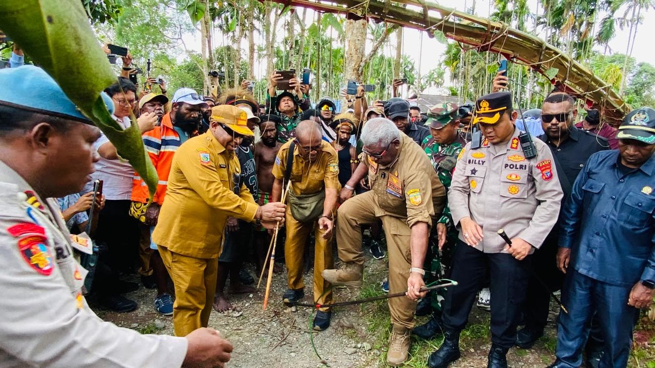 Ilustrasi berita MIMIKA: Patah Panah Menandai Berakhirnya Konflik Kwamki Narama, Bupati Mimika : Tidak Ada Lagi Perang