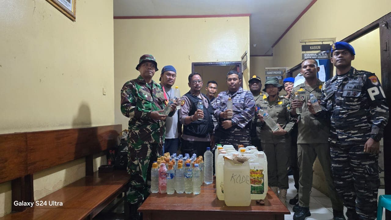 Ilustrasi berita MIMIKA: Razia KM Lauser di Pelabuhan Pomako, Polisi Amankan 117 Liter Miras Lokal Jenis Sopi