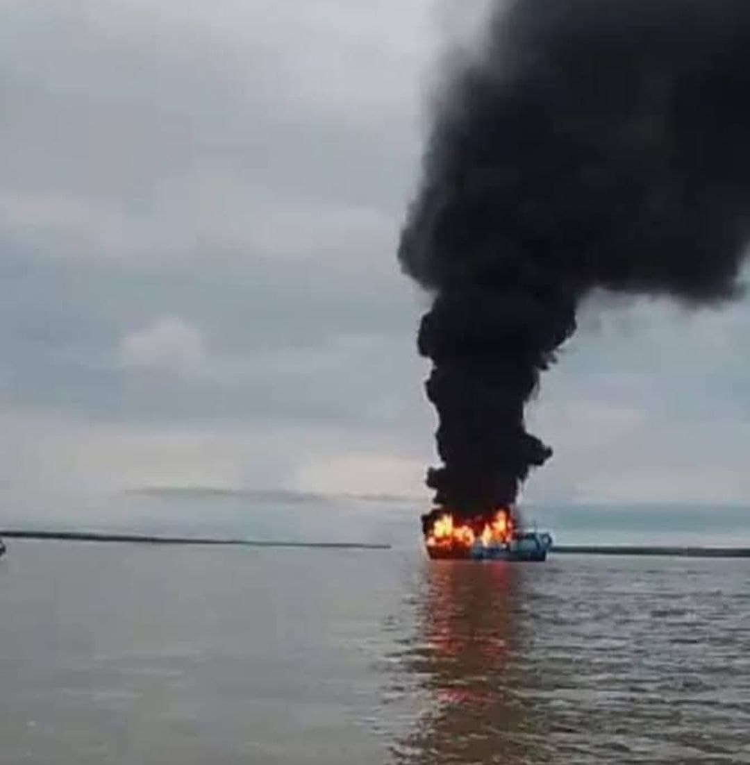 Ilustrasi berita PAPUA: Kapal Penampung Nelayan di Perairan Muara Safan Merauke Hangus Terbakar, Video Viral di Medsos