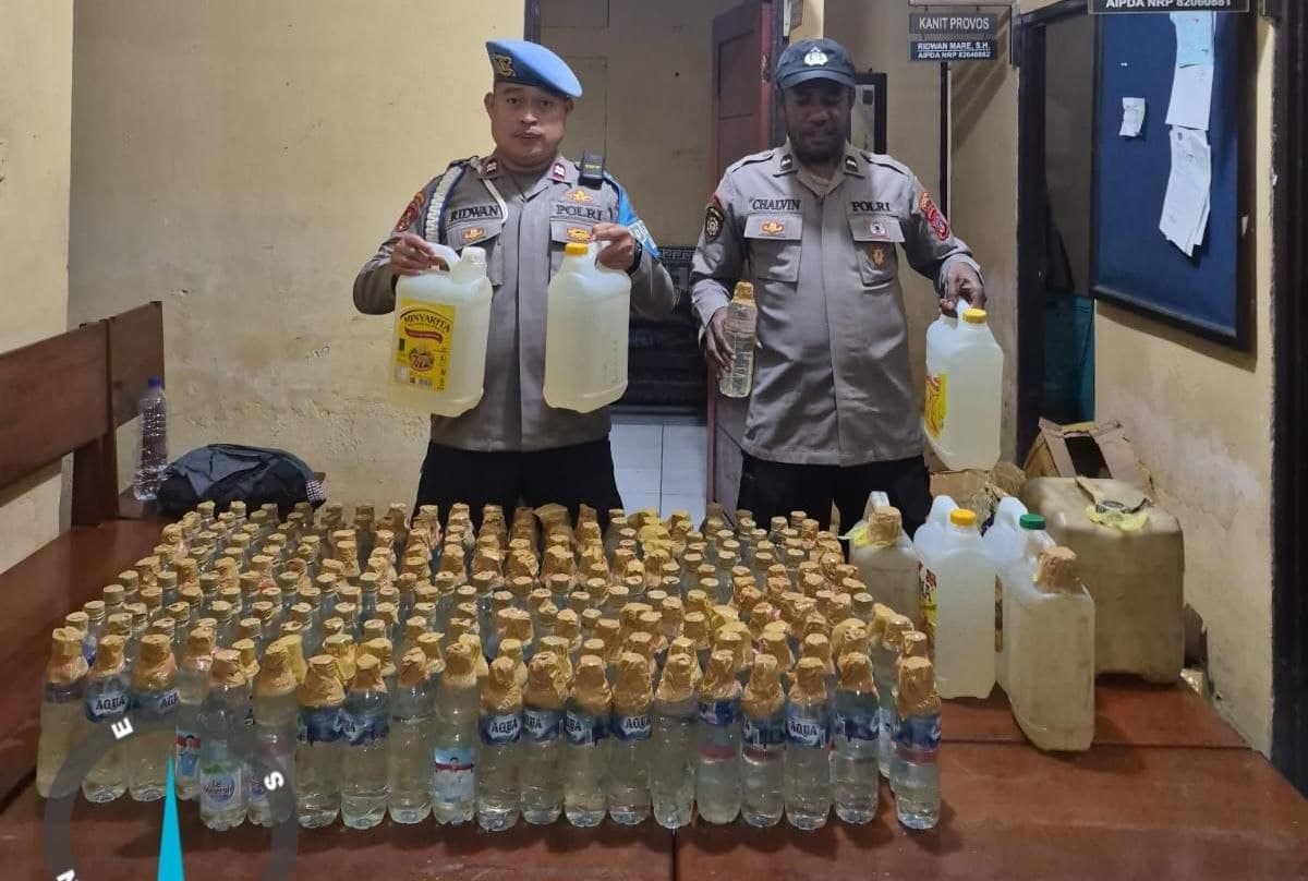 Ilustrasi berita MIMIKA: Polsek Kawasan Pelabuhan Pomako Bersama KPLP Amankan Ratusan Liter Sopi dari Penumpang KM Sabuk Nusantara 32