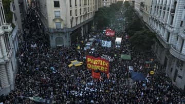 Ilustrasi berita INTERNASIONAL: Ratusan Ribu Warga Argentina Demo Tolak Pemotongan Anggaran Pendidikan