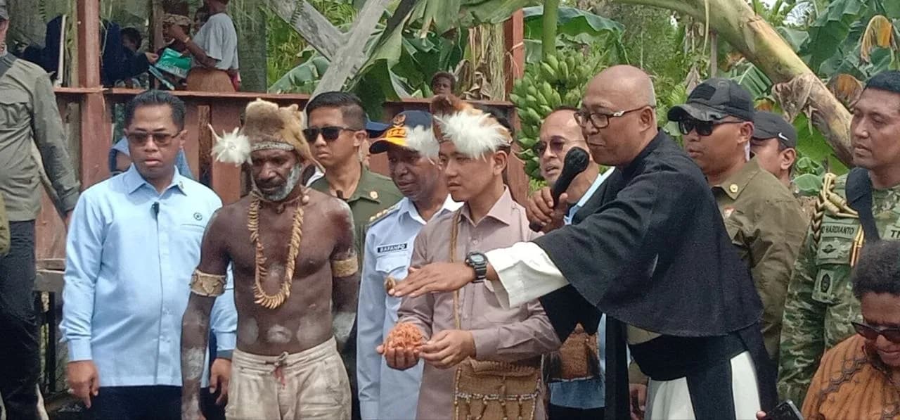 Ilustrasi berita Papua: Susuri Hutan Sejauh 3 Kilometer, Wapres Gibran Didampingi Pastor Tinjau Sekolah Lapang Sagu Keuskupan Agats