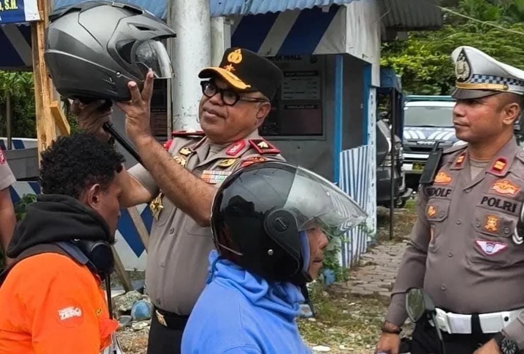 Ilustrasi berita Mimika: Pantau Strong Point di Timika, Kapolda Papua Tengah Bagikan Helm Gratis kepada Pengendara
