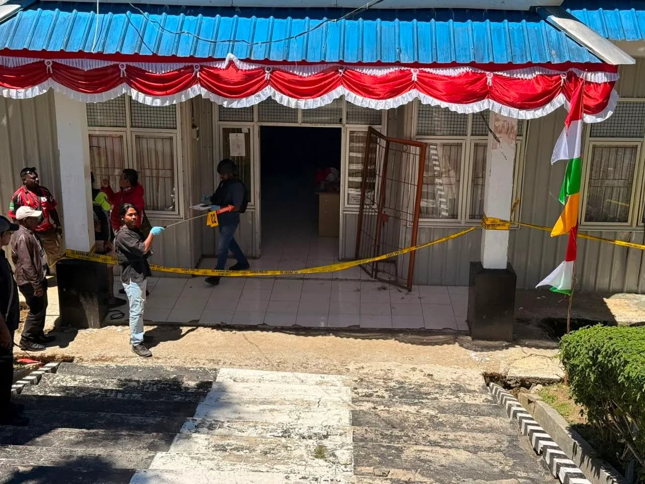 Ilustrasi berita Papua Tengah: 18 Kantor Pemerintahan Jadi Sasaran Aksi Massa, Polisi Mulai Usut Pembakaran dan Penjarahan di Puncak