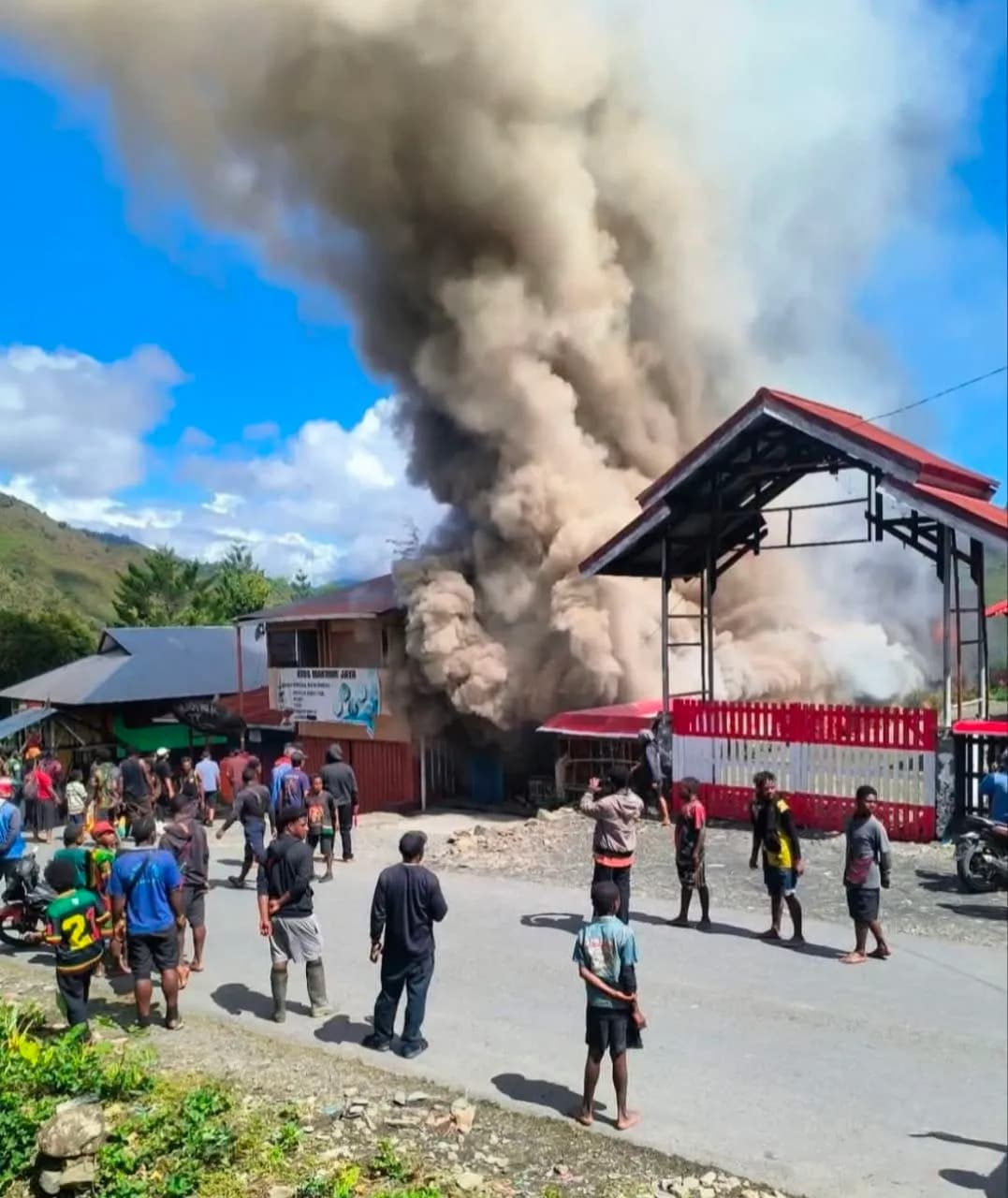 Ilustrasi berita Papua Tengah: Breaking News: 
Kebakaran Landa Rumah Warga, Kios, hingga Kantor Distrik Mulia di Puncak Jaya, Diduga Dipicu Kompor Meledak