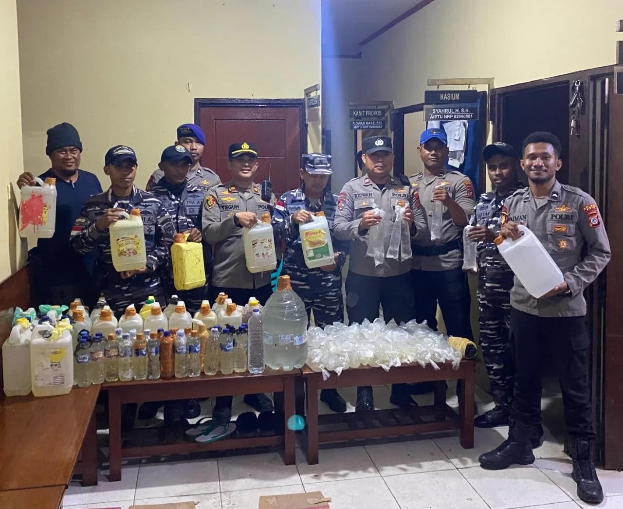 Ilustrasi berita Mimika: Polsek Kawasan Pelabuhan Amankan 212 Liter Miras Lokal dari KM Sirimau di Pomako