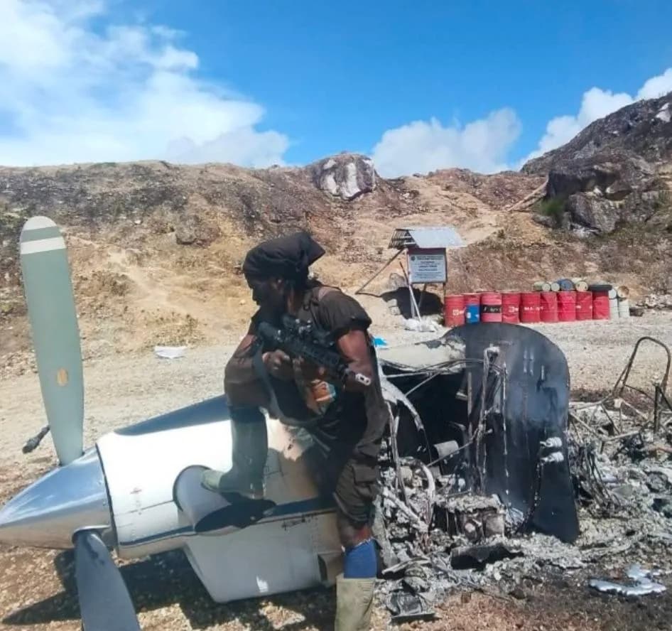 Ilustrasi berita JAYAPURA: Sadis! Usai Bakar dan Bunuh Pilot AMA, Anggota KKB Berpose di Bangkai Pesawat PK-RCY di Yahukimo