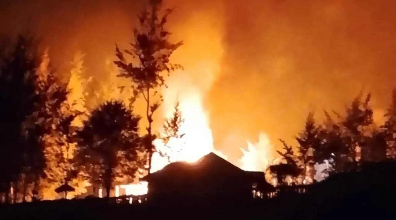 Ilustrasi berita Papua Tengah: Breaking News - Diduga Dipicu Pembagian Dana Desa, Kantor Bupati dan DPRK Puncak Dibakar Massa
