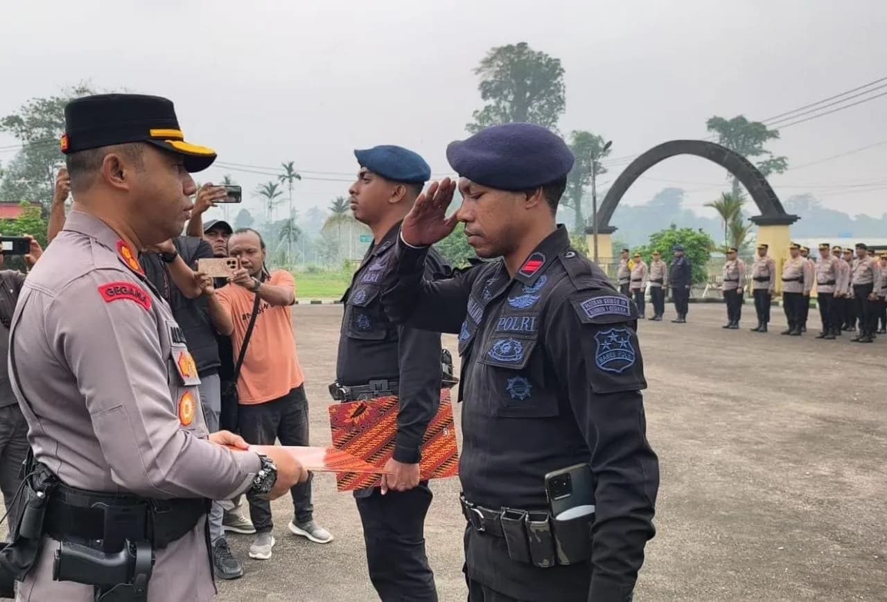 Ilustrasi berita Mimika: Dua Personel Brimob Terima Penghargaan Usai Bantu Tangkap Pelaku Pembunuhan di SP 5 Timika