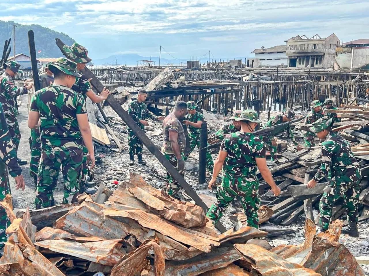 Ilustrasi berita JAYAPURA: 285 Prajurit TNI Dikerahkan Bersihkan Puing Kebakaran Dok V Bawah Jayapura