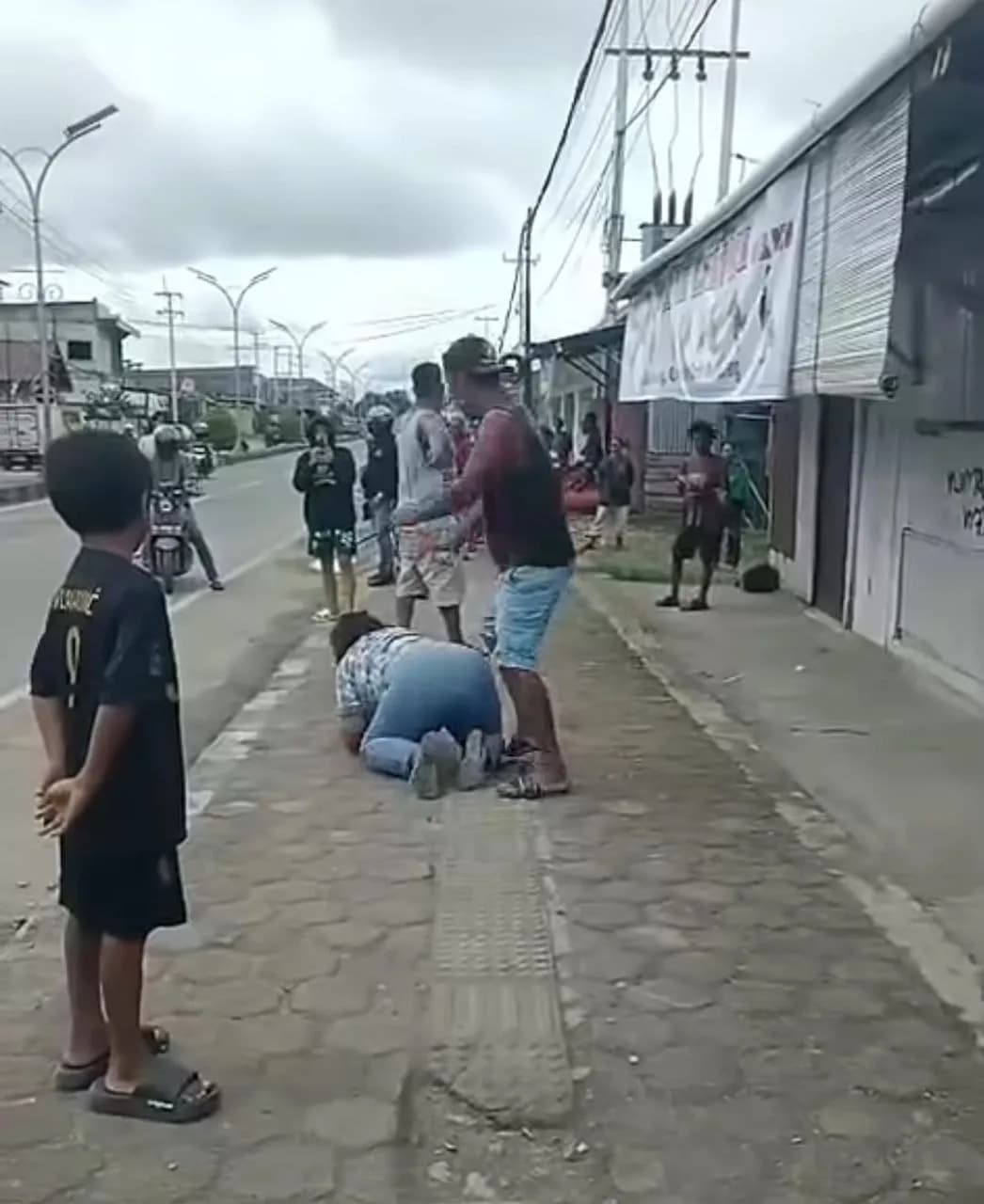 Ilustrasi berita Mimika: Video Viral! Dua Pria Bersenjata Aniaya Seorang Ibu di Jalan Yos Sudarso Timika, Polres Mimika Diminta Bertindak
