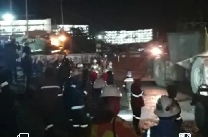 Ilustrasi berita MIMIKA: Freeport Dianggap Berbohong, Malam ini Karyawan Kembali Blokir Jalan Tambang