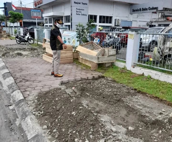 Ilustrasi berita MIMIKA: Proyek Aneh di Mimika, Bongkar Trotoar Untuk Taman, Disuruh Tutup !
