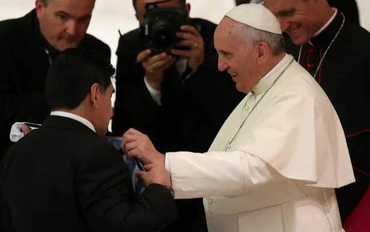 Ilustrasi berita OLAHRAGA: Legenda Sepak Bola Dunia Diego Maradona Tutup Usia, Paus Fransiskus Sampaikan Dukacita