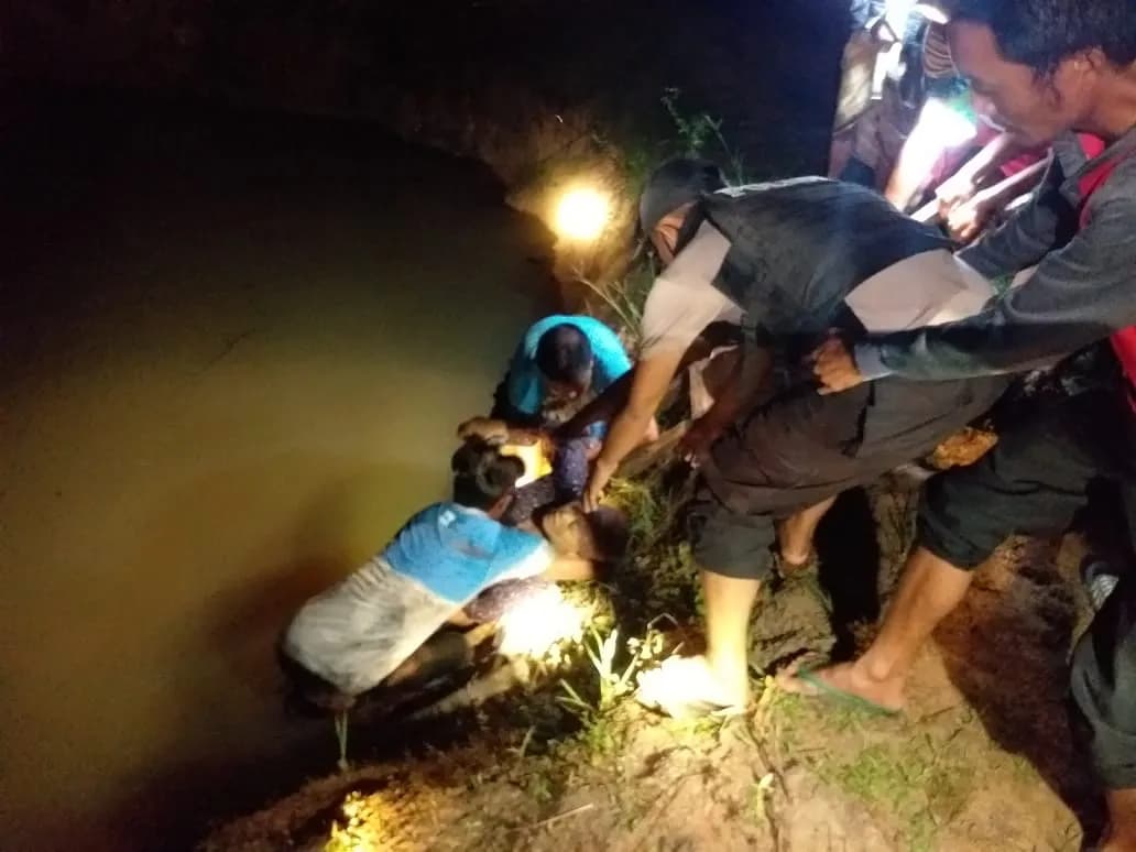 Ilustrasi berita BERITA UTAMA: Dua Jam Setelah Bersihkan Ikan di Para-para, Seorang Istri Ditemukan Mengapung di Kolam