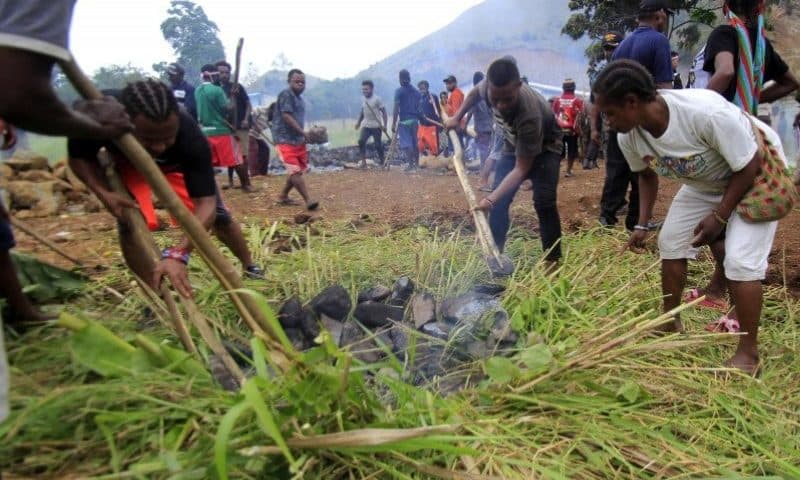 Ilustrasi berita Papua: Teroris KKB Tembaki Acara Bakar Batu yang Dihadiri Bupati Puncak di Ilaga