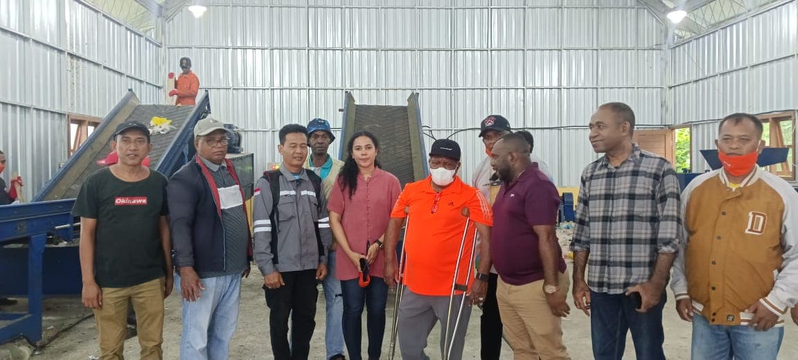 Ilustrasi berita Mimika: Bisa Kelola Sampah Jadi Paving Block, Pj Sekda Mimika Tinjau Cara Kerja Mesin PDU