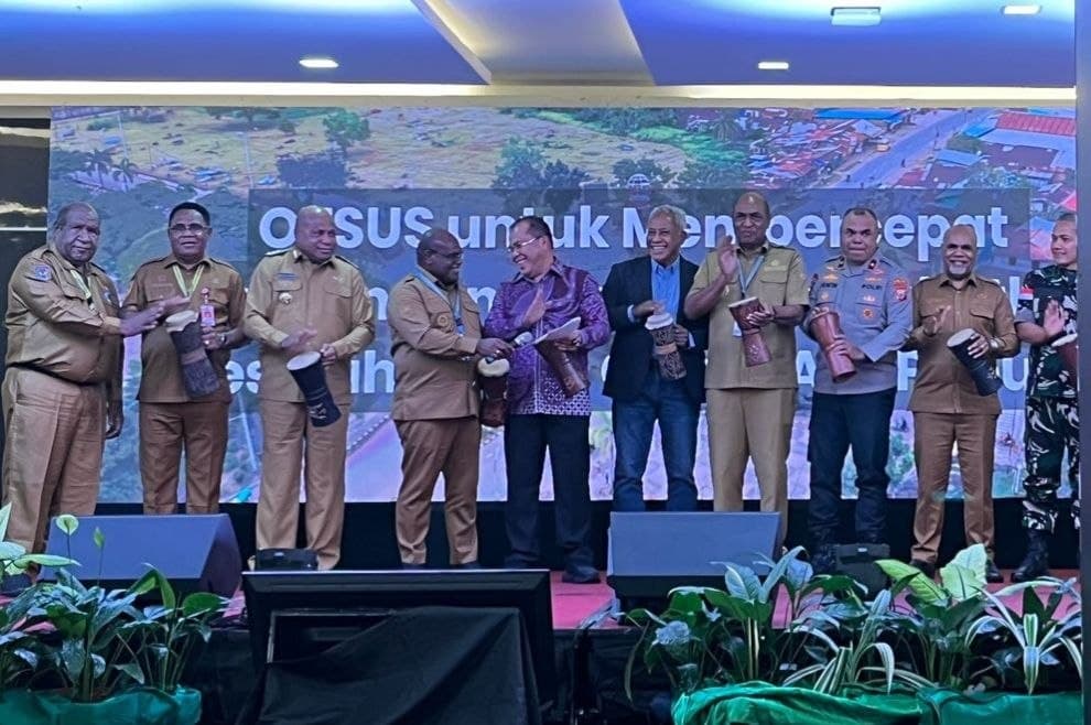 Ilustrasi berita Mimika: Forum Strategis Otsus Papua Resmi Dibuka di Timika, Meki Nawipa Ajak Satukan Hati Bangun Tanah Papua