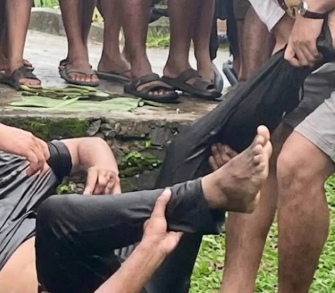 Jenazah korban saat diangkat dari got